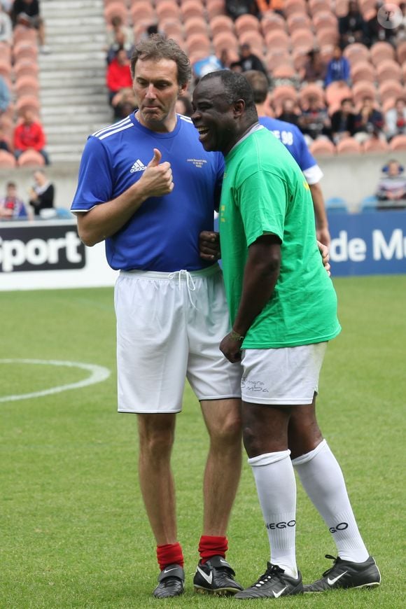 Laurent Blanc et Basile Boli - jubilé du joueur de foot Bernard Lama au Parc des Princes.