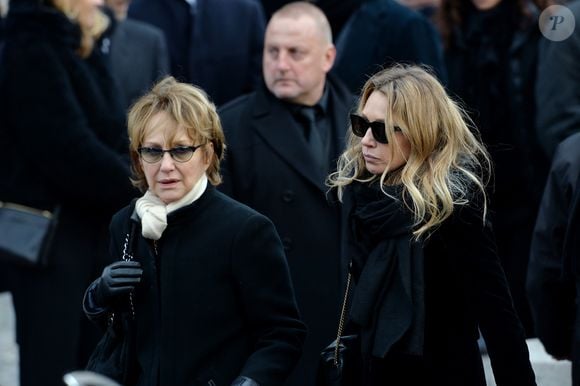 Nathalie Baye et Laura smet - Sorties de l'église de la Madeleine après les obsèques de Johnny Hallyday à Paris le 9 décembre 2017.
© Veeren / Bestimage