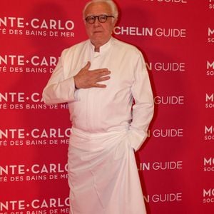 Le chef Alain Ducasse au photocall du dîner des Chefs, à la veille de la Cérémonie des remises des Etoiles Michelin à l'hôtel de Paris Monte-Carlo à Monaco, le 15 mars 2026. © Jean-Marc Lhomer/Bestimage