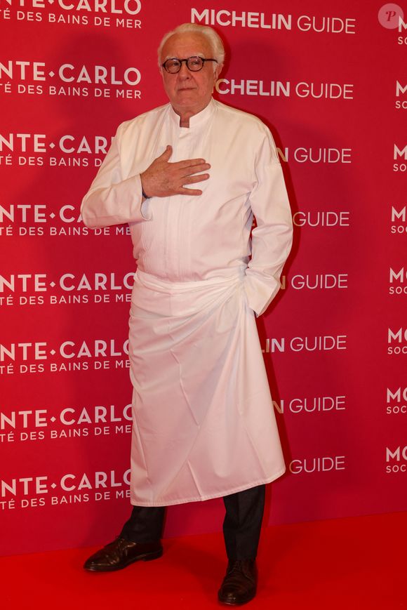 Le chef Alain Ducasse au photocall du dîner des Chefs, à la veille de la Cérémonie des remises des Etoiles Michelin à l'hôtel de Paris Monte-Carlo à Monaco, le 15 mars 2026. © Jean-Marc Lhomer/Bestimage