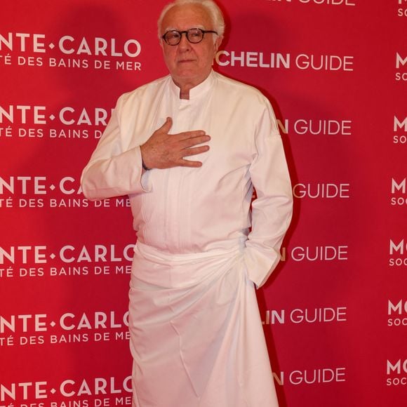 Le chef Alain Ducasse au photocall du dîner des Chefs, à la veille de la Cérémonie des remises des Etoiles Michelin à l'hôtel de Paris Monte-Carlo à Monaco, le 15 mars 2026. © Jean-Marc Lhomer/Bestimage