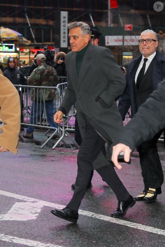New York, NY - 2025 - George Clooney fait frémir ses fans lorsqu'il est aperçu à New York alors que l'acteur s'apprête à faire ses débuts à Broadway dans « Good Night, and Good Luck »(Backgrid USA / Bestimage).