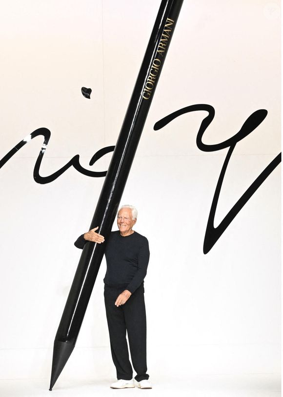 Le styliste de mode italien Giorgio Armani à la fin de la présentation de sa collection homme printemps/été 2024 lors de la Fashion Week de Milan 2023, à Milan, Italie, le 19 juin 2023. © ANSA/Zuma Press/Bestimage