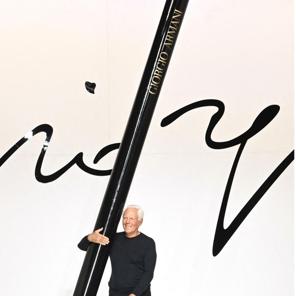 Le styliste de mode italien Giorgio Armani à la fin de la présentation de sa collection homme printemps/été 2024 lors de la Fashion Week de Milan 2023, à Milan, Italie, le 19 juin 2023. © ANSA/Zuma Press/Bestimage