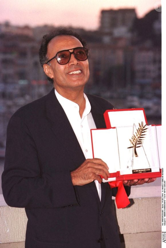 Abbas Kiarostami, réalisateur du "Goût des cerises" avec sa palme d'or lors du Festival de Cannes 1997.
Crédit : ANGELI-RINDOFF-GARCIA / BESTIMAGE