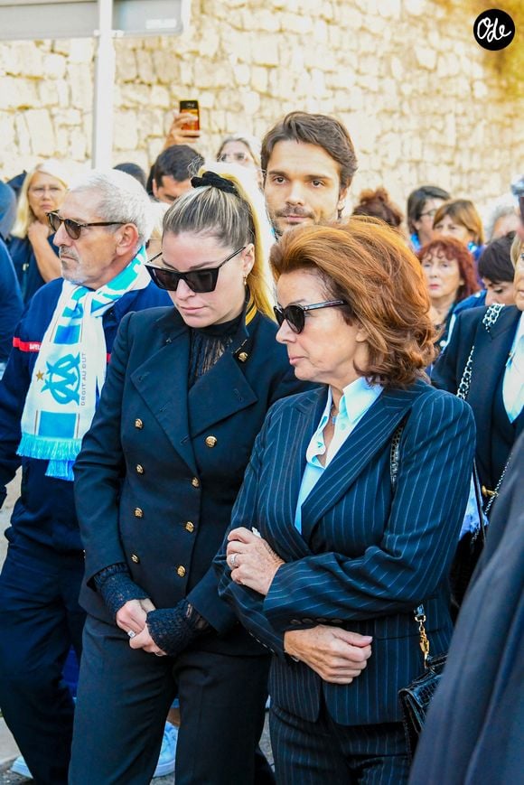 Le jeune César évoque son grand-père qu'il n'a jamais connu dans des termes très poétiques 

Dominique Tapie, Sophie Tapie - Les marseillais et la famille accompagnent Bernard Tapie jusqu'à la Cathédrale La Major à Marseille le 8 octobre 2021. © Santini / Jacovides / Bestimage