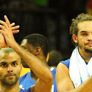 “Je crois que c’est la plus belle maison que j’aie jamais vue”, lâche l’ancien pivot des Chicago Bulls.

Les Français Tony Parker et Joakim Noah lors de la finale du Championnat d'Europe de basket-ball masculin opposant l'Espagne à la France à Kaunas, en Lituanie, le 18 septembre 2011. Guibbaud/ABACAPRESS.COM