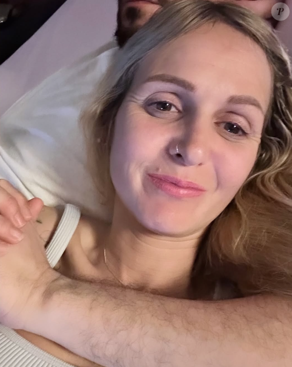 "On peut enfin tourner cette page pour écrire notre histoire", écrit-elle.
Ambre Dol de "Familles nombreuses" - 9 janvier 2025