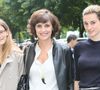 Elle a notamment confié dans la presse que son optimisme naturel, hérité d'une éducation pudique, avait pu déstabiliser ses filles durant cette épreuve. 

Inès de la Fressange et ses filles Violette et Nine d'Urso - Arrivées des people au défilé de mode "Chanel" Haute Couture Automne-Hiver 2014/2015 au Grand Palais à Paris. Le 8 juillet 2014.