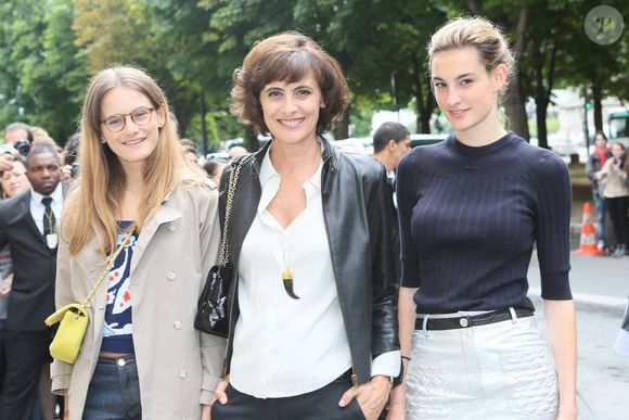 Elle a notamment confié dans la presse que son optimisme naturel, hérité d'une éducation pudique, avait pu déstabiliser ses filles durant cette épreuve. 

Inès de la Fressange et ses filles Violette et Nine d'Urso - Arrivées des people au défilé de mode "Chanel" Haute Couture Automne-Hiver 2014/2015 au Grand Palais à Paris. Le 8 juillet 2014.