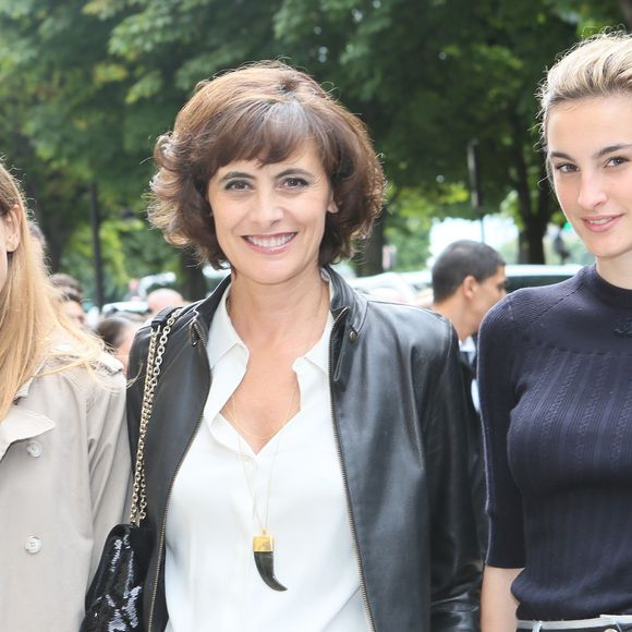 Elle a notamment confié dans la presse que son optimisme naturel, hérité d'une éducation pudique, avait pu déstabiliser ses filles durant cette épreuve. 

Inès de la Fressange et ses filles Violette et Nine d'Urso - Arrivées des people au défilé de mode "Chanel" Haute Couture Automne-Hiver 2014/2015 au Grand Palais à Paris. Le 8 juillet 2014.