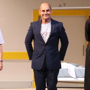 Bernard Campan salut le public à la fin de la Pièce "Check up" au théâtre Antoine à Paris, France, le 12 septembre 2024. 

© Bertrand Rindoff / Bestimage