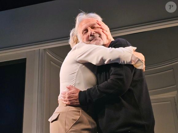Exclusif - Muriel Robin et Pierre Arditi saluent le public à la fin de la dernière de la pièce « Lapin » au Théâtre Édouard VII à Paris. Le 6 Janvier 2024. 
© Bertrand Rindoff / Bestimage