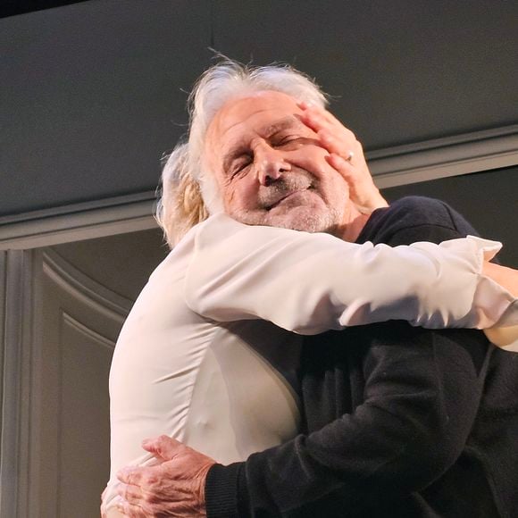 Exclusif - Muriel Robin et Pierre Arditi saluent le public à la fin de la dernière de la pièce « Lapin » au Théâtre Édouard VII à Paris. Le 6 Janvier 2024. 
© Bertrand Rindoff / Bestimage