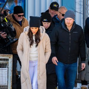Le prince Harry, duc de Sussex et Meghan Markle, duchesse de Sussex, en visite au camp d'entrainement des athlètes des Invictus Games 2024 à Whistler en Colombie Britannique, le 14 février 2024. © Backgrid USA / Bestimage