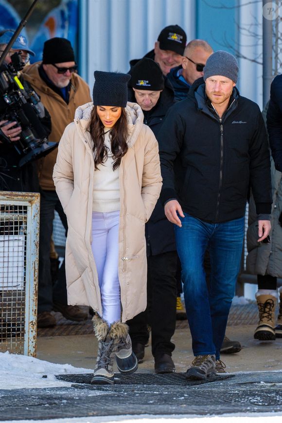 Le prince Harry, duc de Sussex et Meghan Markle, duchesse de Sussex, en visite au camp d'entrainement des athlètes des Invictus Games 2024 à Whistler en Colombie Britannique, le 14 février 2024. © Backgrid USA / Bestimage