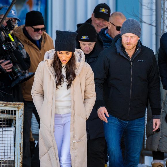 Le prince Harry, duc de Sussex et Meghan Markle, duchesse de Sussex, en visite au camp d'entrainement des athlètes des Invictus Games 2024 à Whistler en Colombie Britannique, le 14 février 2024. © Backgrid USA / Bestimage