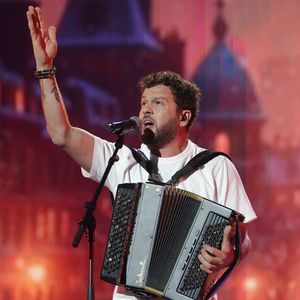 Claudio Capéo lors du concert du gala de Noël de l'association Tout le monde contre le cancer fête ses 20 ans diffusé le 24 décembre sur M6 à l'Adidas Aren Porte de la Chapelle à Paris, France, le 4 décembre 2025. © Coadic Guirec/Bestimage