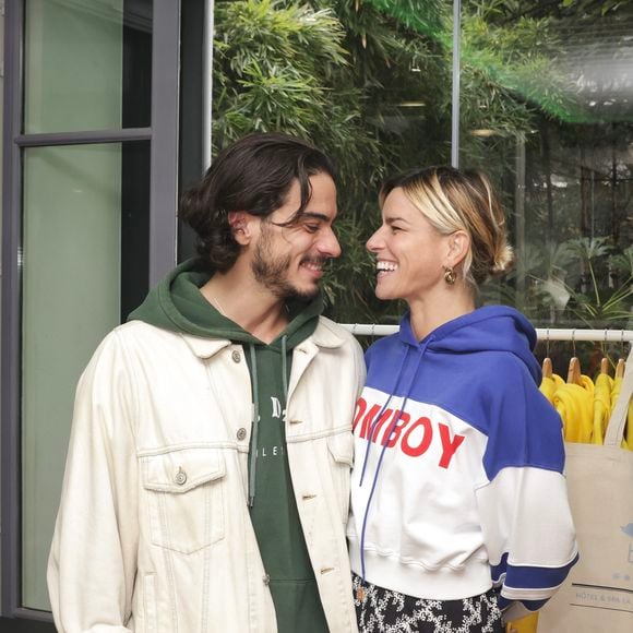 L'occasion pour la célèbre danseuse de "Danse avec les stars", qui s'apprête à partir en tournée du 8 octobre au 8 novembre 2026, de revenir sur les circonstances de leur rencontre.

Exclusif - Romain Guillermic et Fauve Hautot - Live Apéro Shopping de Sandra Sisley et Gaëlle Constantini à l'Hotel & Spa La Belle Juliette à Paris le 27 septembre 2024.  © Jack Tribeca/Bestimage