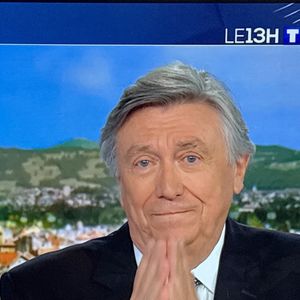 Sans surprise, son ex-collègue Jacques Legros - qui profite désormais de sa retraite - a suivi avec la plus grande attention ses premiers pas sur le plateau du JT. 

Jacques Legros présente son dernier JT de 13 heures en sa qualité de joker pendant près de 26 ans sur TF1, le 9 mai 2025. Emu aux larmes, le journaliste a passé le relais à Isabelle Ithurburu, qui sera à partir de mi-juillet 2025.  © Agence via Bestimage