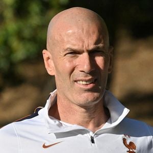 "Je ne veux pas siffler la fin de la récréation. La récréation existe tous les jours, ce sont les débats, ça fait partie du jeu", a premièrement déclaré le sélectionneur des Bleus

Zinedine Zidane - Entraînement de l'équipe de France en préparation de la Ligue des nations de l'UEFA 2026 au Centre national de Clairefontaine le 21 septembre 2026. © Christian Liewig/Bestimage