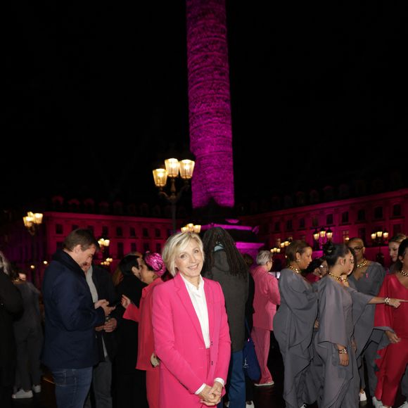 Evelyne Dhéliat - Lancement de la campagne Octobre Rose 2024 sur la Place Vendôme à Paris le 30 septembre 2024, autour d'un spectacle magique et émouvant, mettant en scène des femmes concernées, mis en scène par Amir pour le coup d'envoi de la campagne annuelle de lutte contre les cancers du sein. © Coadic Guirec/Bestimage