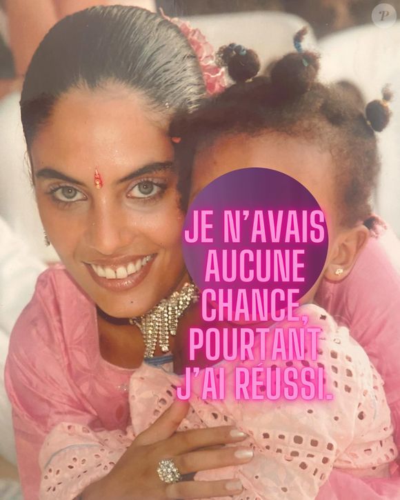 Elle a aussi deux filles. La première a été adoptée au Sénégal 
Cynthia Brown avec sa première fille