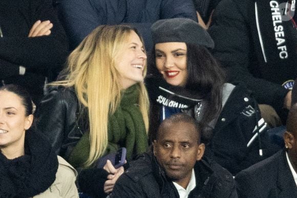 Hoshi et sa compagne - Célébrités dans les tribunes du match de 8ème de finale aller de la Ligue Des Champions 2025-2026 (LDC) "PSG - Chelsea (5-2)" au Parc des Princes à Paris le 11 mars 2026. © Cyril Moreau/Bestimage