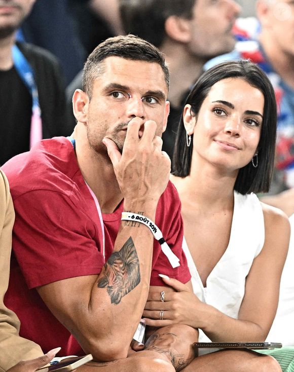Florent Manaudou a également rompu avec son ex Lola Dumenil... Une situation qui alimente la rumeur d'une possible histoire d'amour entre lui et Elsa Bois. 

Florent Manaudou et sa petite amie, Lola Dumenil, assistent au match de basket entre la France et le Canada lors de la onzième journée des Jeux olympiques d'été de Paris 2024 à Paris, en France, le 6 août 2024. Photo par David Niviere/ABACAPRESS.COM