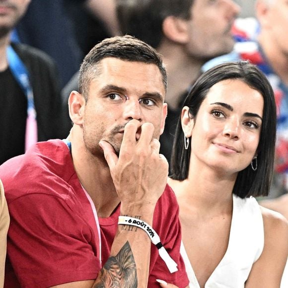 Florent Manaudou a également rompu avec son ex Lola Dumenil... Une situation qui alimente la rumeur d'une possible histoire d'amour entre lui et Elsa Bois. 

Florent Manaudou et sa petite amie, Lola Dumenil, assistent au match de basket entre la France et le Canada lors de la onzième journée des Jeux olympiques d'été de Paris 2024 à Paris, en France, le 6 août 2024. Photo par David Niviere/ABACAPRESS.COM