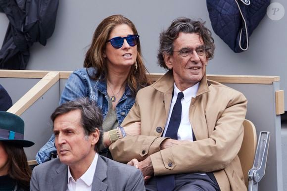 Luc Ferry et sa femme Marie-Caroline dans les tribunes au même moment dans les tribunes des Internationaux de France de tennis de Roland Garros 2024 à Paris, France, le 2 juin 2024. © Jacovides-Moreau/Bestimage