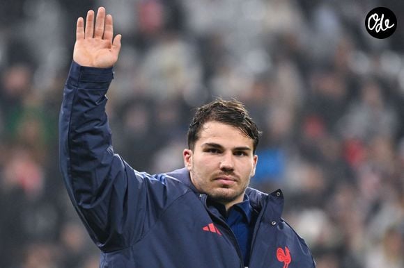 Antoine Dupont célèbre la victoire avec les supporters après le test-match France - Japon (52-12), disputé au Stade de France, à Saint-Denis, le 9 novembre 2024.

© Agence / Bestimage