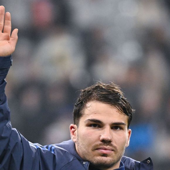 Antoine Dupont célèbre la victoire avec les supporters après le test-match France - Japon (52-12), disputé au Stade de France, à Saint-Denis, le 9 novembre 2024.

© Agence / Bestimage