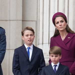 Le prince William, prince de Galles, Catherine (Kate) Middleton, princesse de Galles, Le prince George de Galles, La princesse Charlotte de Galles, Le prince Louis de Galles le 5 mai 2025 à Buckingham Palace. © Julien Burton / Bestimage
