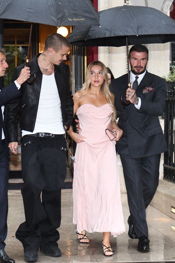 David Beckham, sa fille Harper Beckham et son fils Romeo Beckham quittent l'hôtel La Reserve lors de la Fashion Week Paris printemps été à Paris, France, le 3 octobre 2025. Photo par Florian Poitout/ABACAPRESS.COM