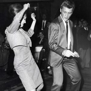 Archives - Johnny Hallyday et Valérie Camille dans un night-club à Rome. Le 17 novembre 1962. © Keystone Press Agency / Zuma Press / Bestimage
