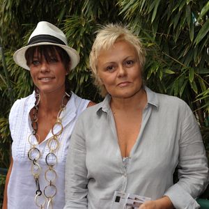 Muriel Robin et sa petite amie Anne Le Nen arrivent à l'espace VIP 'Le Village' pendant les Internationaux de France de Tennis 2009 à Roland Garros à Paris, France le 01 juin 2009. Photo par Gorassini-Guignebourg/ABACAPRESS.COM