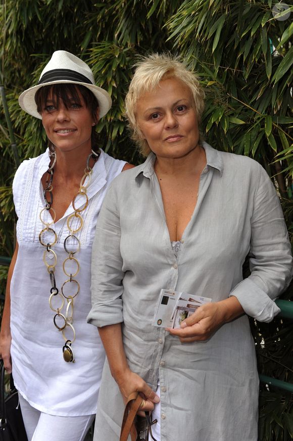 Muriel Robin et sa petite amie Anne Le Nen arrivent à l'espace VIP 'Le Village' pendant les Internationaux de France de Tennis 2009 à Roland Garros à Paris, France le 01 juin 2009. Photo par Gorassini-Guignebourg/ABACAPRESS.COM