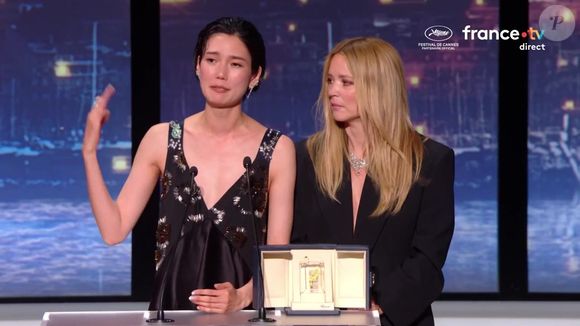 L'actrice belge de 49 ans s'est montrée bouleversée et très reconnaissante.

Virginie Efira et Tao Okamoto au Festival de Cannes 2026