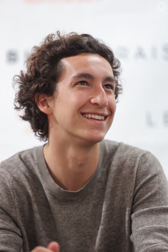 A 22 ans, il est heureux d'avoir accepté ce nouveau challenge.

Raphael Kretz - Signature du livre de Family Kretz 'Bienvenue a l'Agence' au BHV Marais le 14 mai 2024 à Paris, France. Photo par Nasser Berzane/ABACAPRESS.COM