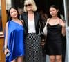 Jade Hallyday et Aaron Thomas sont en couple depuis mars 2025.

Laeticia Hallyday et ses filles Jade et Joy à leur arrivée au mariage de Claude Lelouch à la mairie du 18ème à Paris. Le 17 juin 2023. © Agence / Bestimage