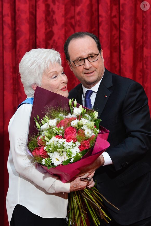 Line Renaud et François Hollande, Président de la République Française, lors de l'élévation de L. Renaud au rang de grand-croix de l'ordre national du Mérite, au Palais de l'Elysée à Paris, le 23 mars 2017.
© Guirec Coadic/Bestimage