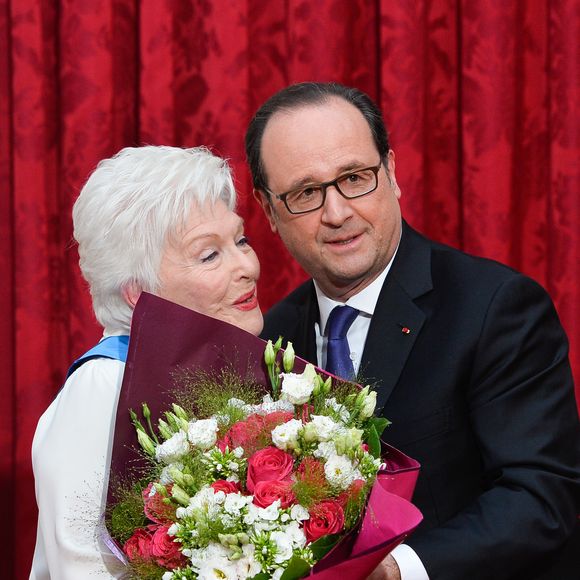 Line Renaud et François Hollande, Président de la République Française, lors de l'élévation de L. Renaud au rang de grand-croix de l'ordre national du Mérite, au Palais de l'Elysée à Paris, le 23 mars 2017.
© Guirec Coadic/Bestimage