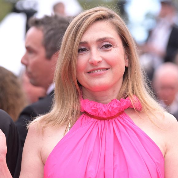 La 78e cérémonie du Festival de Cannes s'est ouverte. 

Julie Gayet - Montée des marches du film « Partir un jour » pour la cérémonie d’ouverture du 78ème Festival International du Film de Cannes, au Palais des Festivals à Cannes.
© Rachid Bellak / Bestimage