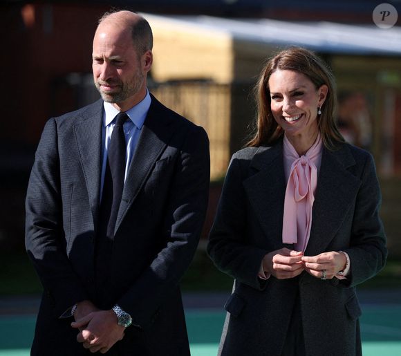 Le couple royal est apparu très bouleversé durant cet hommage.

Le prince William, prince de Galles, et Kate Middleton, princesse de Galles, visitent l'école maternelle et primaire de Farnborough Road, pour montrer leur soutien continu à la communauté de Southport après l'attaque  au cours de laquelle trois filles, Alice da Silva Aguiar, Bebe King et Elsie Dot Stancombe, ont été tragiquement tuées lors d'un cours de danse à Southport, Merseyside, Royaume-Uni. © Julien Burton / Bestimage
