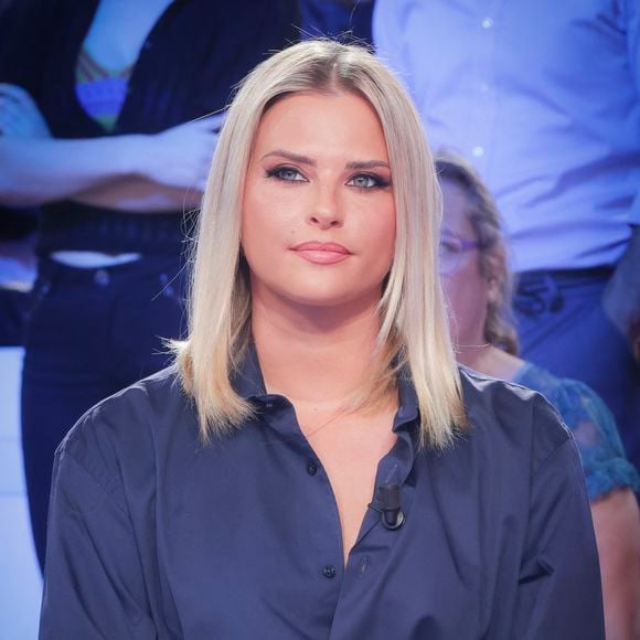 Sur TikTok, ils sont nombreux à lui avoir demandé son secret. Et elle a finalement révélé : La brillance. 

Exclusif - Kelly Vedovelli sur le plateau de l'émission Touche pas à mon poste (TPMP) diffusée en direct sur C8 le 10 octobre 2023.

© Jack Tribeca / Bestimage
