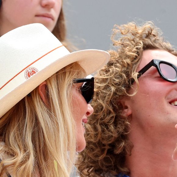 Isabelle Camus et son fils Joalukas Noah dans les tribunes lors des Internationaux de France de Tennis de Roland Garros 2025, à Paris, France, le 3 juin 2025. © Jacovides-Moreau/Bestimage