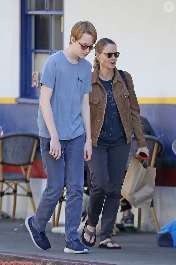 Charles voulait être acteur pour la notoriété, ce qui n'a pas plu à Jodie Foster.

Exclusif Jodie Foster déjeune avec son fils Charles (19 ans) au café La Conversation dans le quartier d'Hollywood à Los Angeles, Californie, Etats-Unis, le 14 novembre 2017.