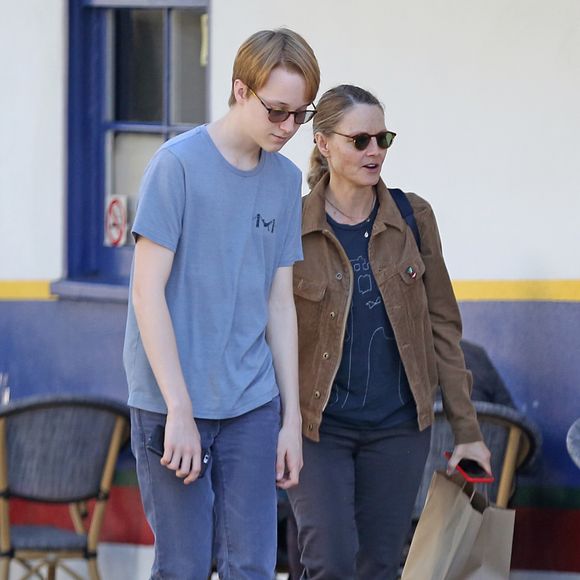 Charles voulait être acteur pour la notoriété, ce qui n'a pas plu à Jodie Foster.

Exclusif Jodie Foster déjeune avec son fils Charles (19 ans) au café La Conversation dans le quartier d'Hollywood à Los Angeles, Californie, Etats-Unis, le 14 novembre 2017.
