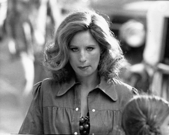 Mais ces dernières années, l'icône s'est fait discrète... En effet, ses représentations se comptent sur les doigts d'une main.

1er juillet 1974 - New York, NY, États-Unis : Barbra Streisand dans une scène de film. (Keystone USA Collection / Bestimage).